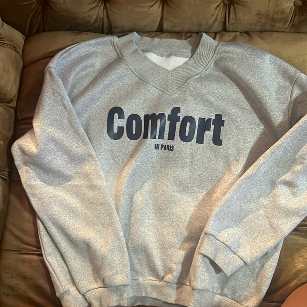 grey sweatshirt